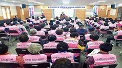 노인 일자리 및 사회활동 지원사업 참여자 교육이라고 적힌 현수막 앞에서 나주시 노인 일자리라고 적힌 조끼를 입고 앉아서 강의를 듣고 있는 노인들 모습