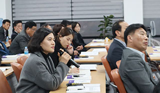 한 여자분이 마이크 들고 말하고 있는 모습