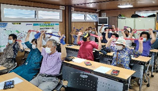 어르신들이 운동하는 모습1