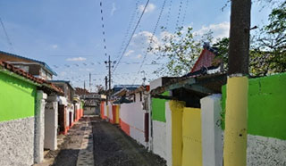 골목 벽면에 알록달록 페인트칠 한 모습1