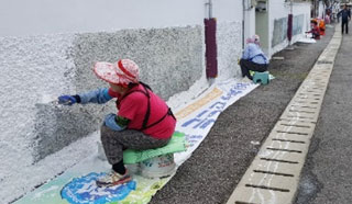 골목 벽면에 알록달록 페인트칠 한 모습3