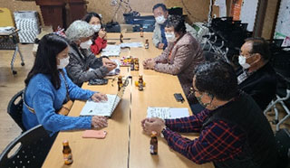 전문가와 어르신이 대화하는 모습2