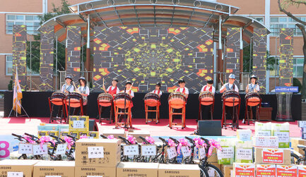 제38회 금천면민의 날 기념행사 원예고 운동장에 마련된 행사장 무대 위에서 초등생 난타팀이 공연을 하고 있는 모습