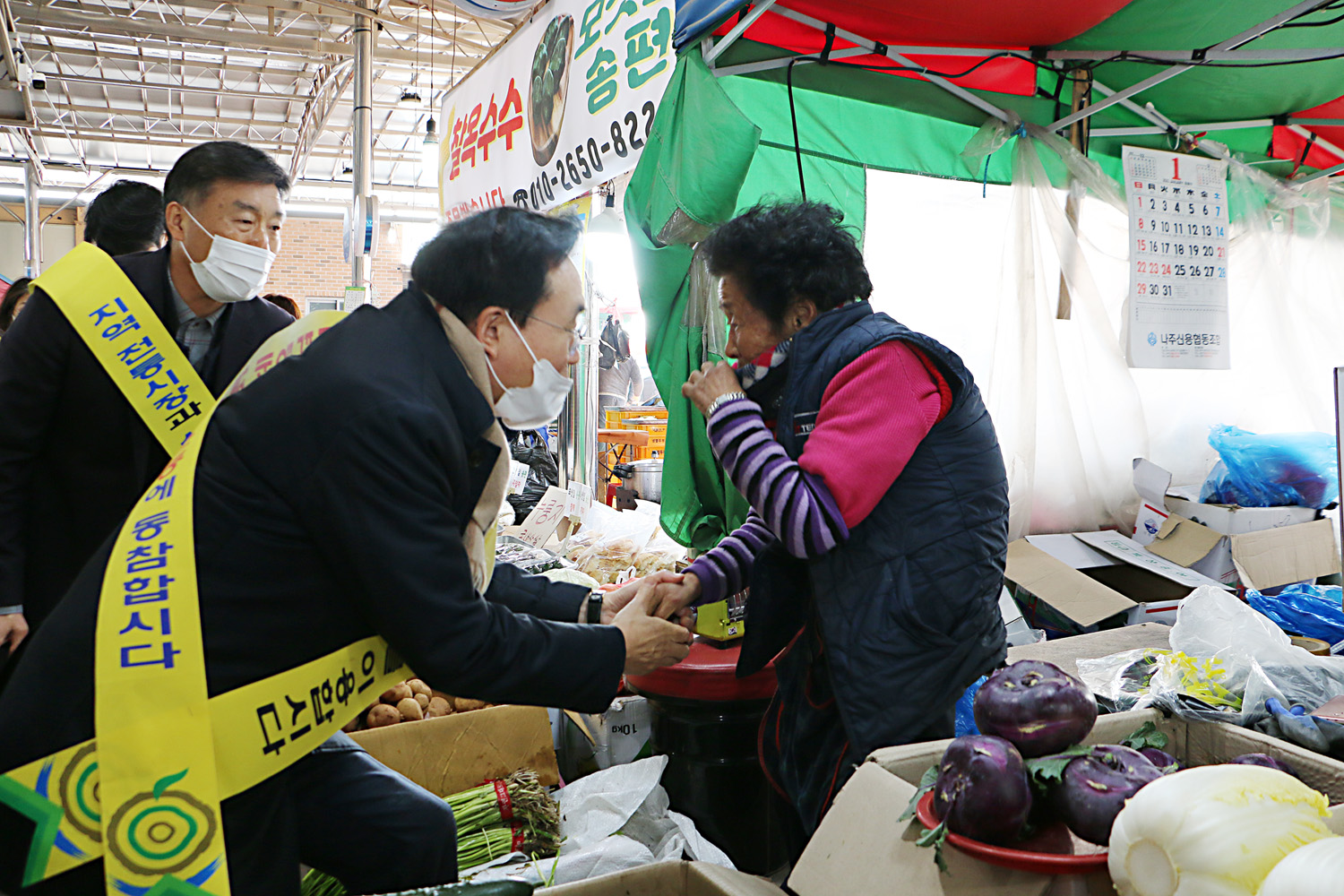 설 명절맞이 전통시장 장보는 날 운영 나주시장 노점 상인과 악수 인사