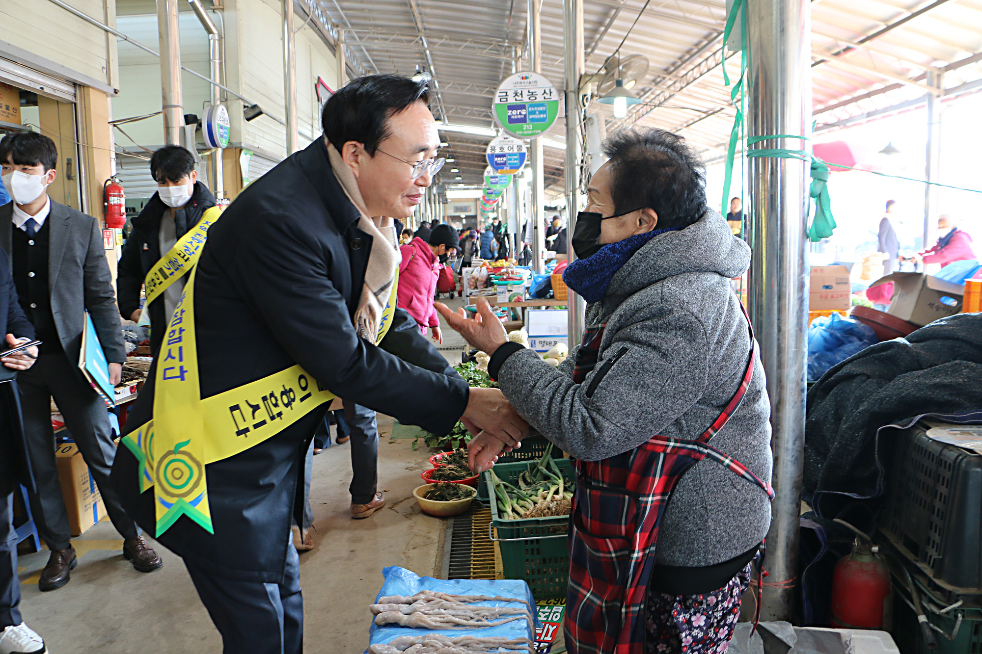 설 명절맞이 전통시장 장보는 날 운영 나주시장 건어물가게 멸치 사는 모습