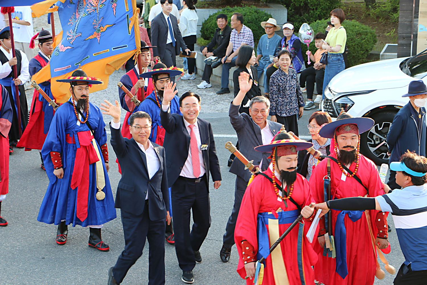 나주문화제 야행 개막식 읍성행렬에서 나주시장과 시의회 의장, 국회의원이 손을 흔들며 행진을 하고 있는 모습