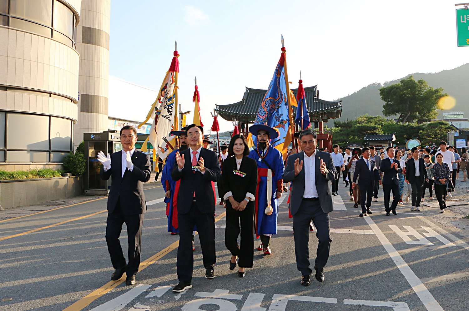 나주문화제 야행 개막식 나주시장과 시의회 의장, 국회의원이 읍성행렬단에 맞춰 금성관으로 이동하고 있는 모습