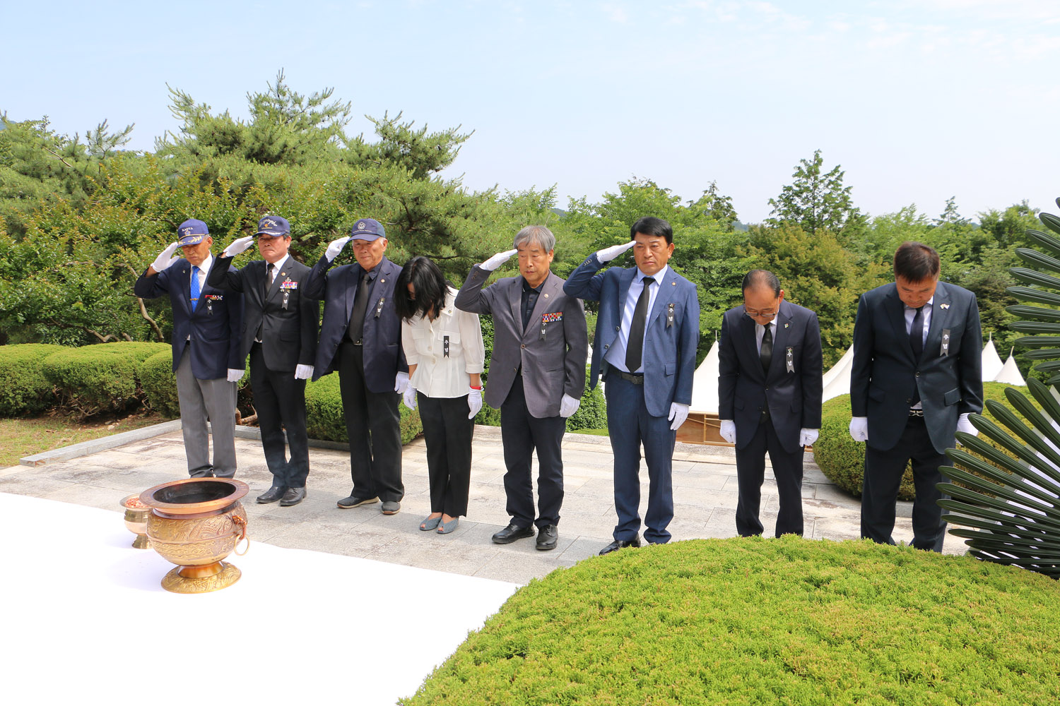 제68회 현충일 추념식 보훈단체 대표 및 유가족 대표 8명이 현충탑 앞에서 경례를 하고 있는 모습