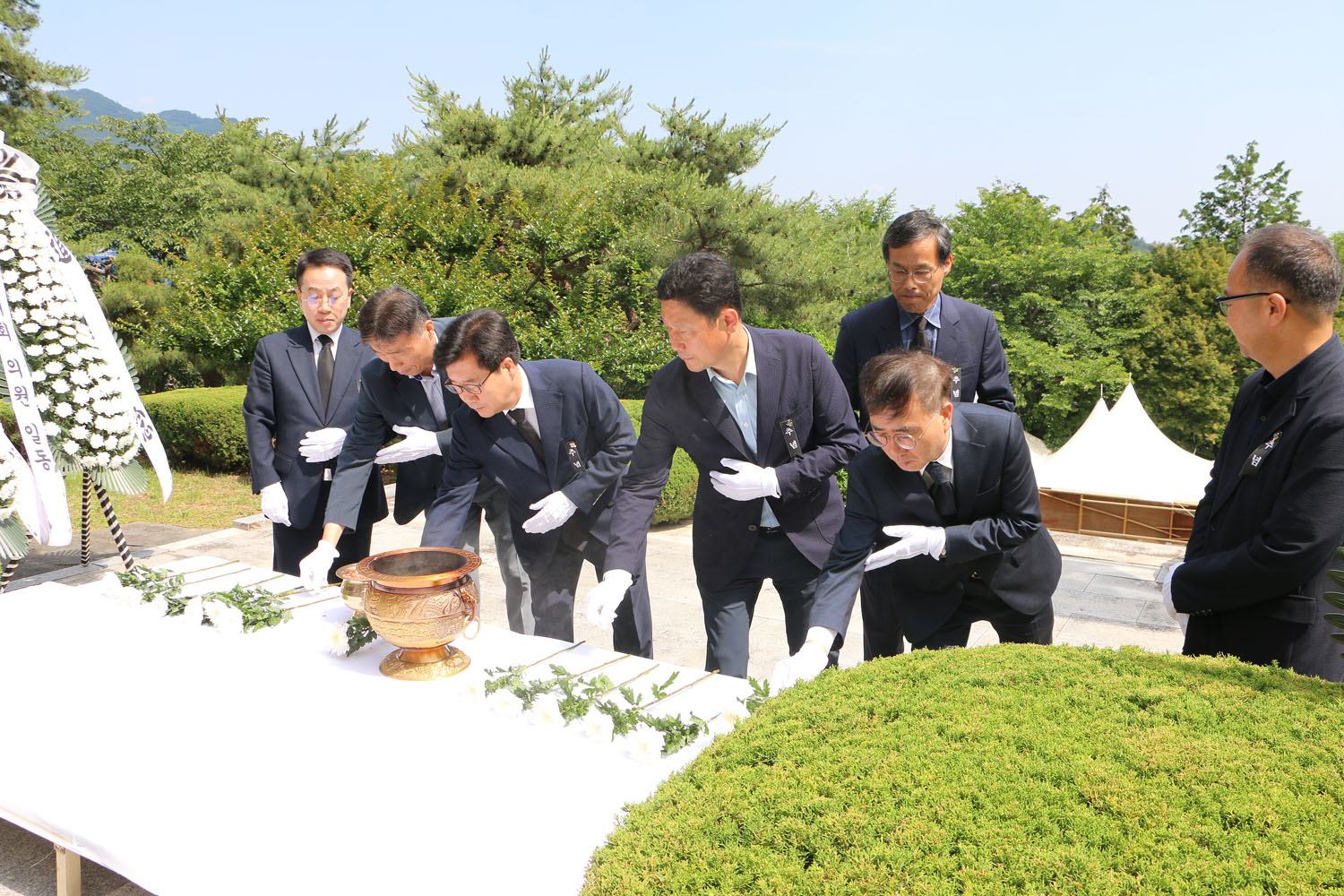 제68회 현충일 추념식 나주시 부시장 및 간부공무원 7명이 헌화를 하고 있는 모습