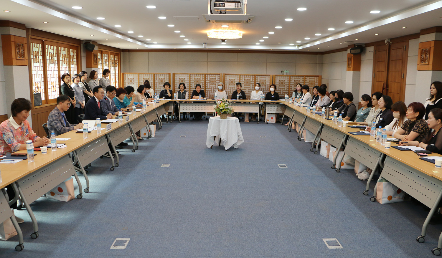 100세 돌봄 관리사 위촉식  참석자들의 앉아 있는 모습 전면