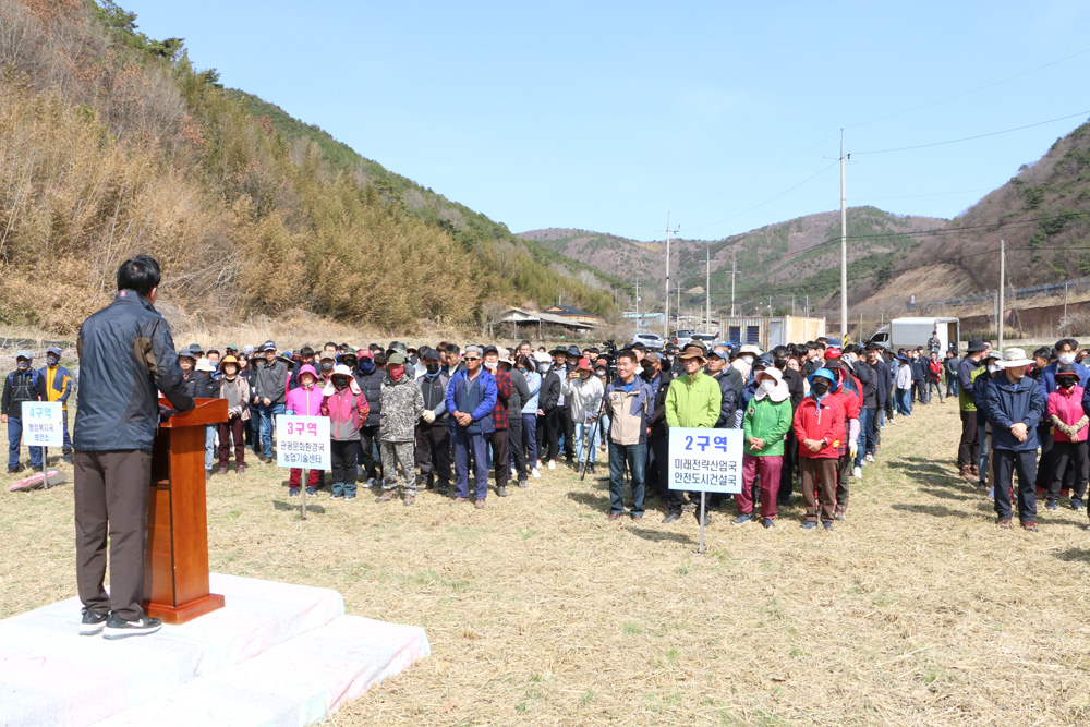 나주사랑 나무심기 행사 개회식 뒷편에서 참석자 모습이 보이고 나주시장의 개회식 인사말 뒷모습