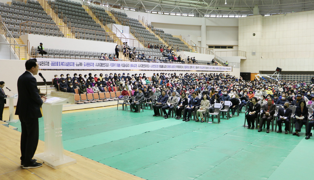 노인일자리 사업 발대식 무대 우측면에서 나주시장의 우측면이 보이고 참석자들의 모습이 보이는 사업