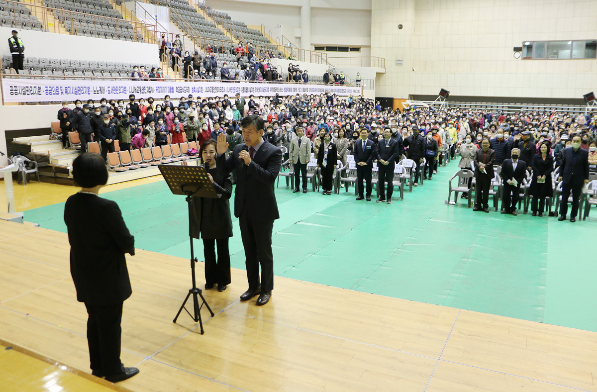 노인일자리 사업 발대식 참석자 대표 선서 모습