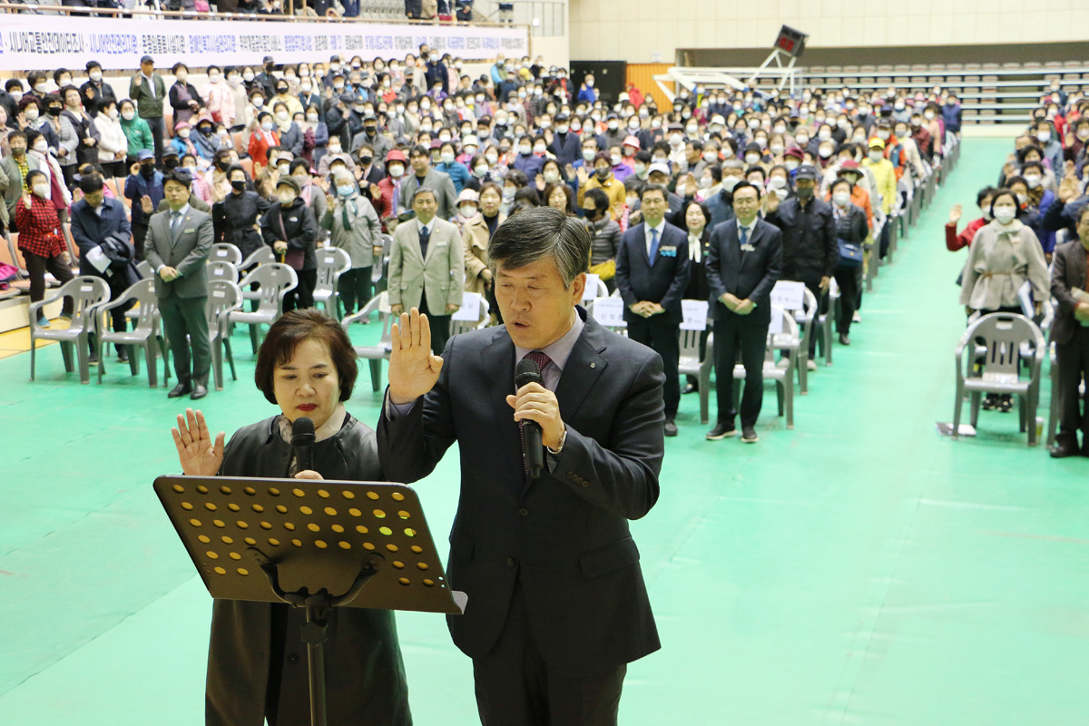 노인일자리 사업 발대식 무대 뒤쪽에서 참석자 대표 선서 모습 근접촬영