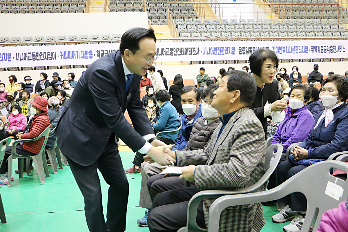 노인일자리 사업 발대식 나주시장이 어르신과 악수하는 모습