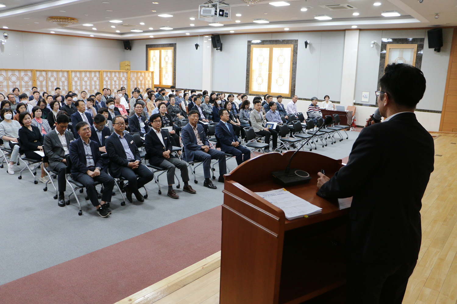 간부 및 6급팀장 청렴교육 강사의 좌측 옆모습이 보이고 강의에 참석한 직원들의 얼굴이 보이는 강의장 모습