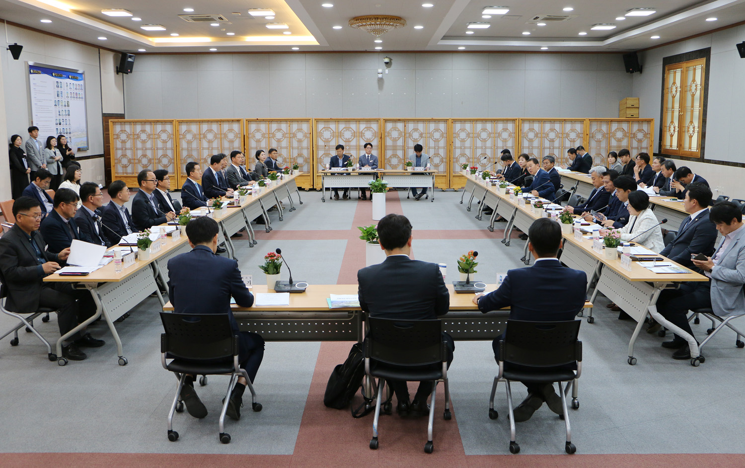 더불어민주당-나주시 시정현안 정책간담회 간담회장 뒷편에서 촬영한 간담회장 전면 모습