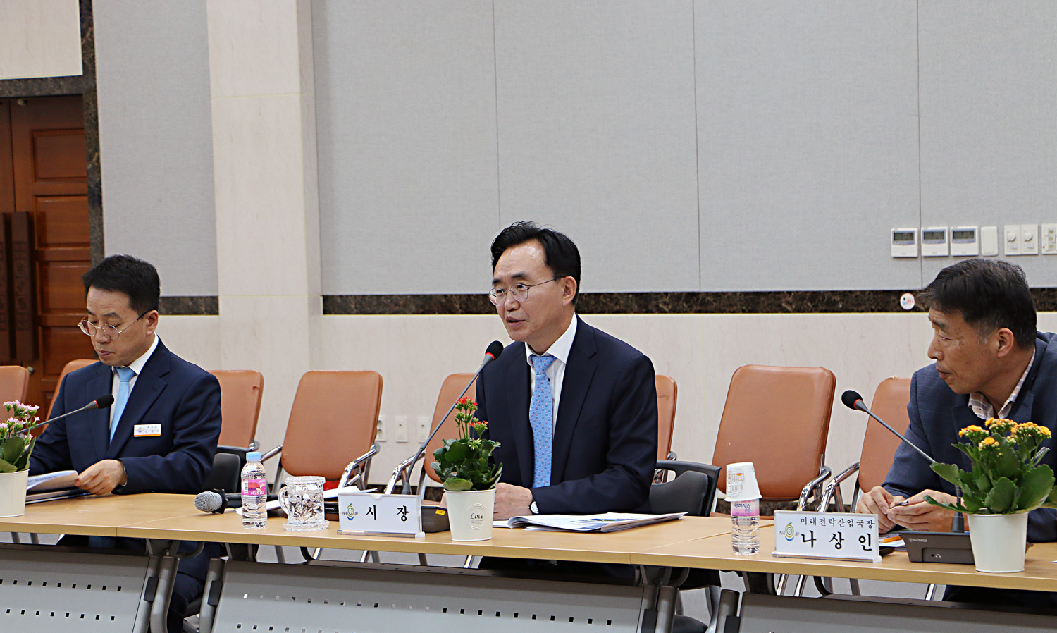 더불어민주당-나주시 시정현안 정책간담회 나주시장이 질의에 응답을 하고 있느 모습