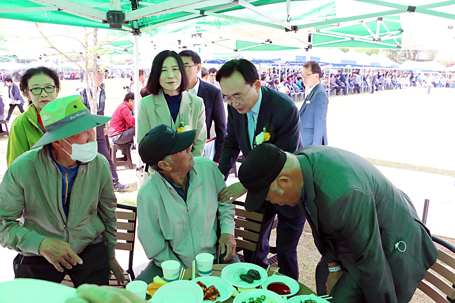 제25회 세지면민의 날 행사 행사장 부스에 앉아계시는 어르신들과 인사를 나누고 있는 나주시장 모습