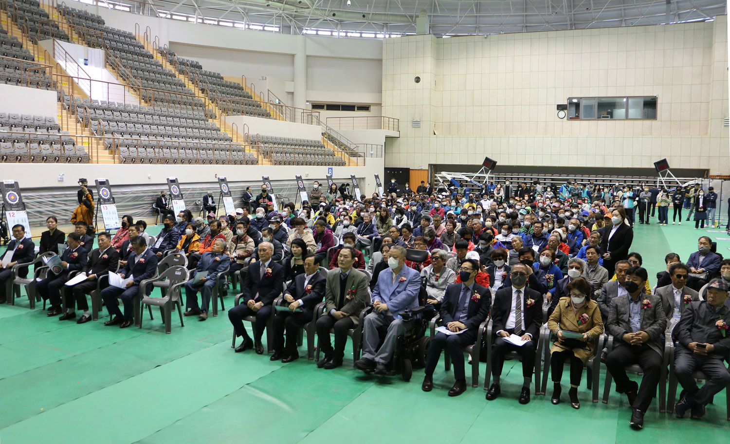 영산강배 전국 시각장애인 한궁대회 개회식 앉아있는 참석자들의 얼굴이 보이는 전면