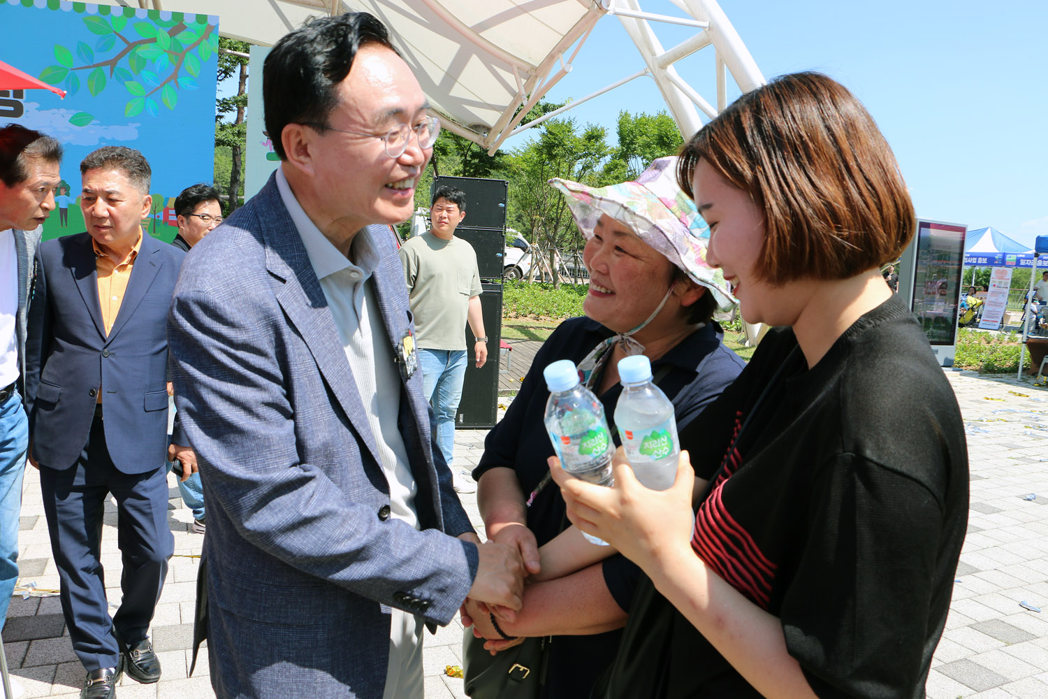 多가치 어울림 한마당 기념식 나주시장이 행사에 참석한 모녀와 손을 맞잡으며 인사를 하고 잇는 모습