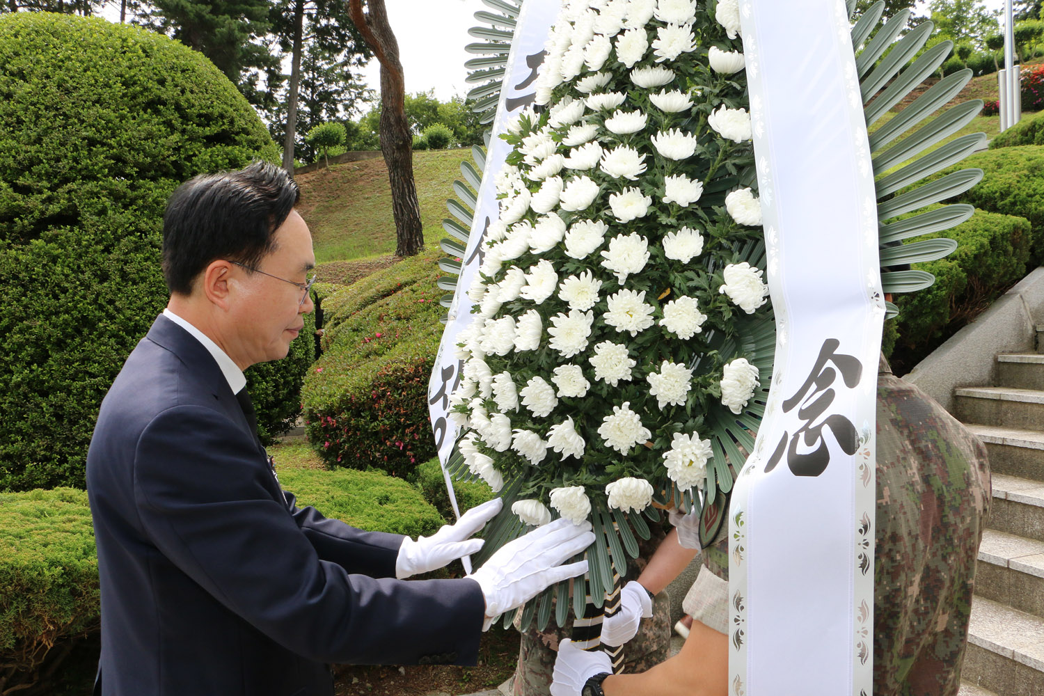 제68회 현충일 추념식 나주시장이 근조화환과 함께 현충탐으로 이동하는 모습