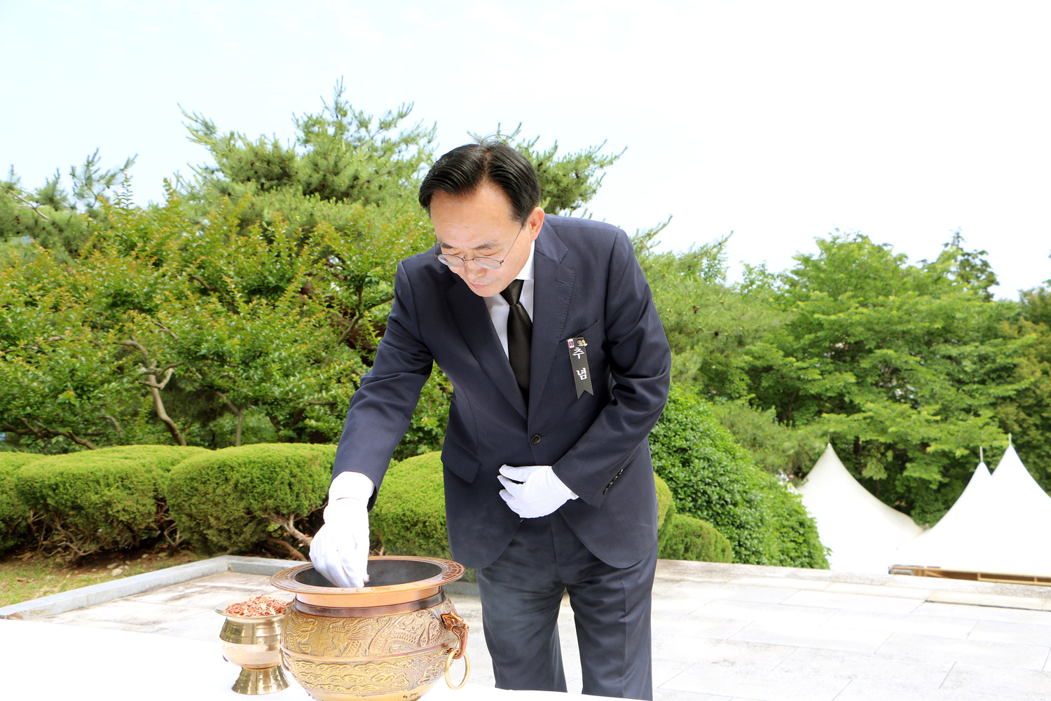 제68회 현충일 추념식 나주시장이 현충탑 앞에서 분향을 하고 있는 모습