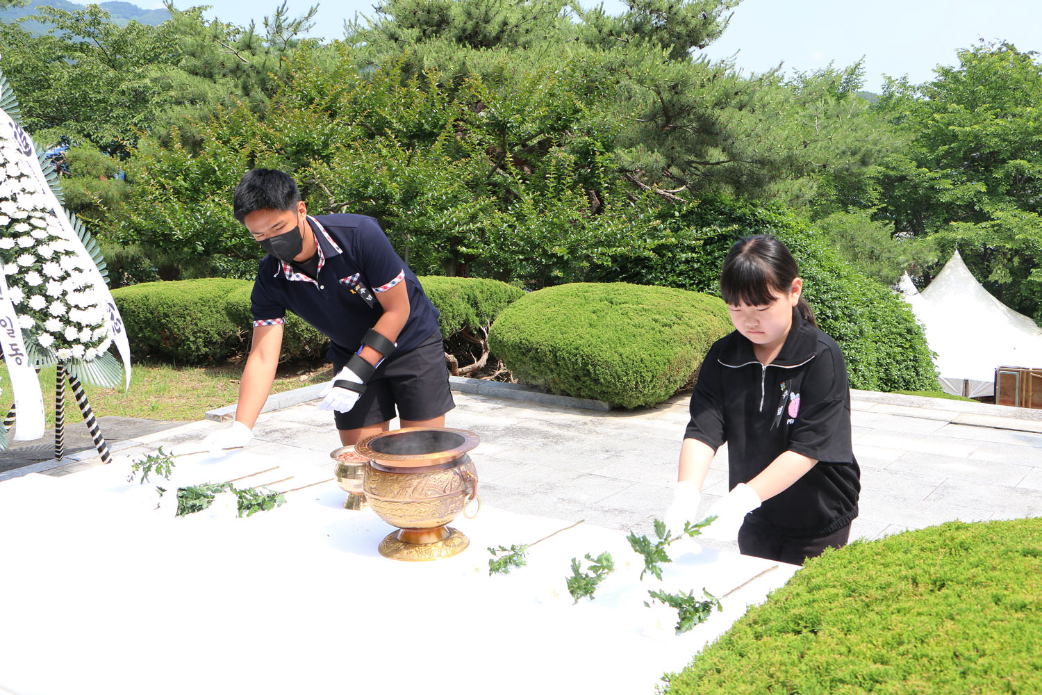 제68회 현충일 추념식 중, 고교 학생 대표 2명이 헌화를 하고 있는 모습