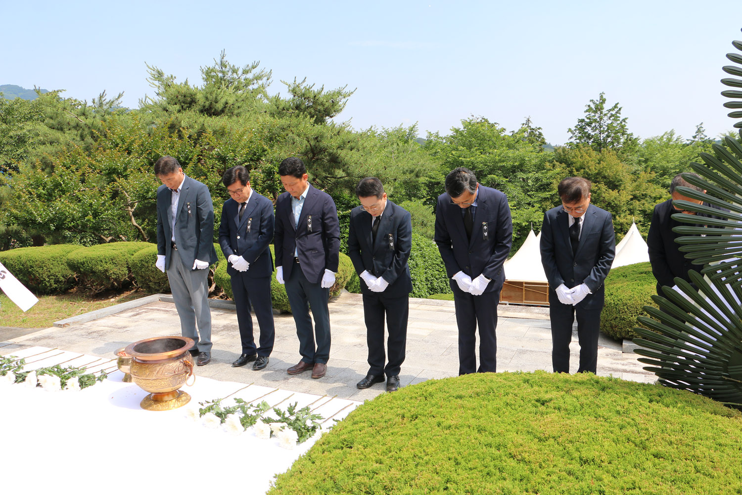 제68회 현충일 추념식 나주시 부시장과 간부공무원이 현충탑 앞에서 묵념을 하고 있는모습