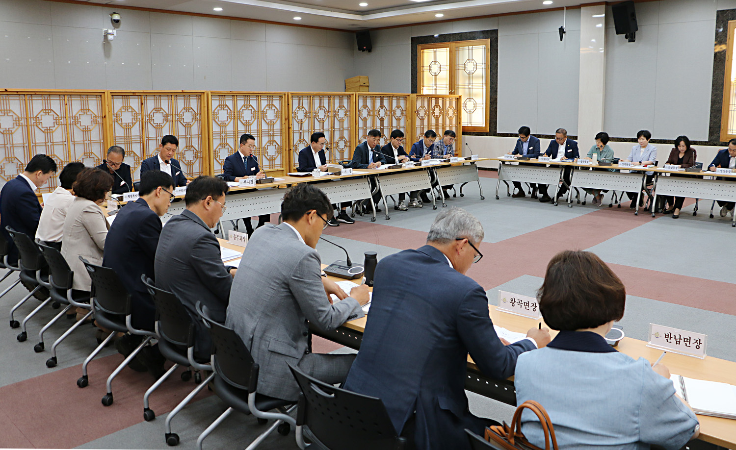 6월 중 읍, 면, 동장 회의나주시장, 부시장 및 간부공무원들의 정면 모습이 보이고 읍, 면, 동장의 뒷모습이 보이는 회의 모습