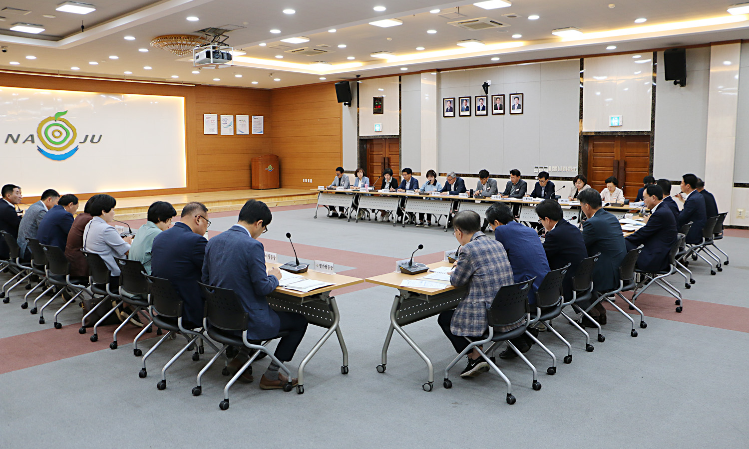 6월 중 읍, 면, 동장 회의 대회의실 좌측면에서 촬영한 읍, 면, 동장 회의 전체 모습