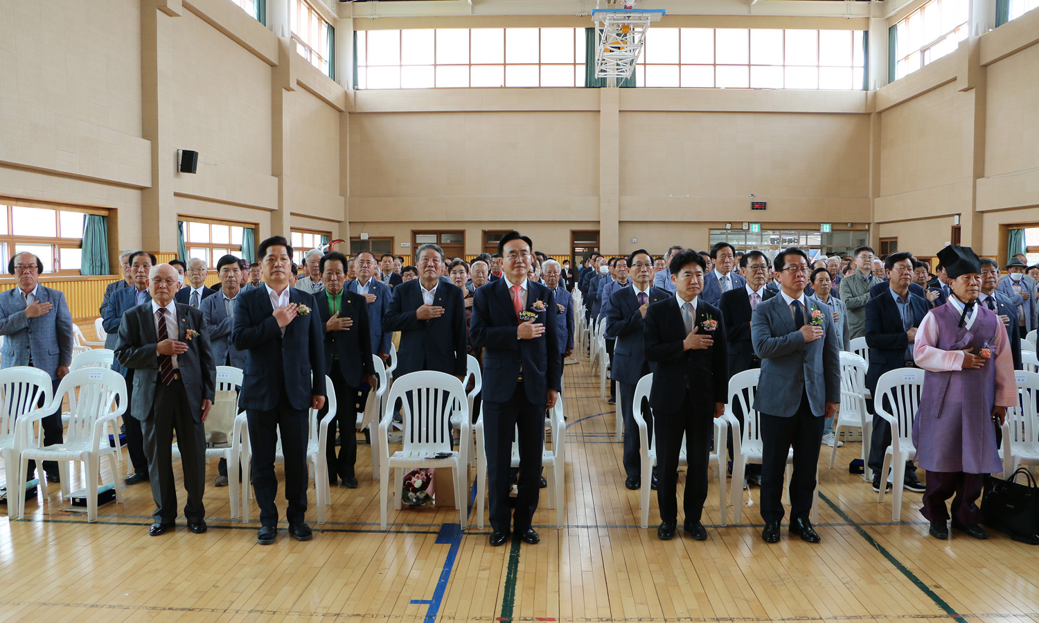 성균관유도회 전남본부 대한민국 읽기 행사 나주시장과 도 교육감 및 관계자들의 국기에 대한 경례 모습