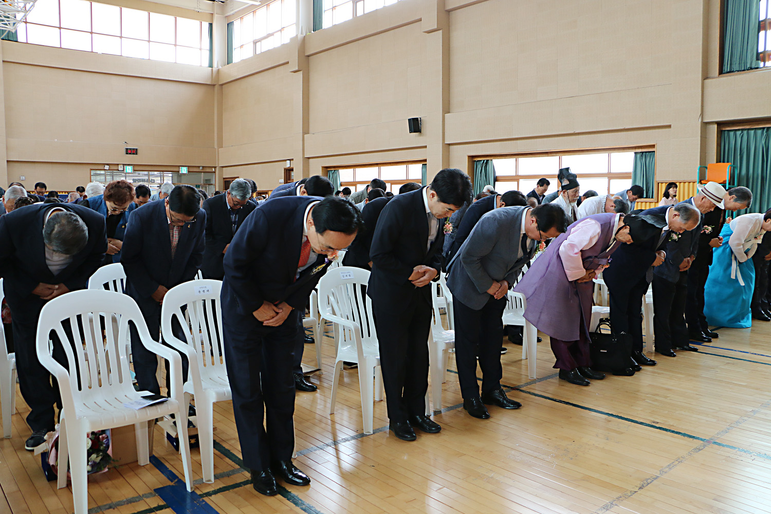 성균관유도회 전남본부 대한민국 읽기 행사 나주시장과 관계자들의 배례 모습