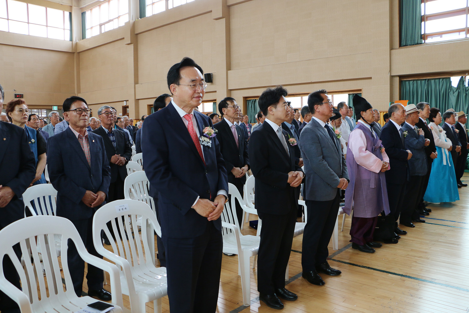 성균관유도회 전남본부 대한민국 읽기 행사 나주시장의 배례 전 두손을 모으고 있는 모습
