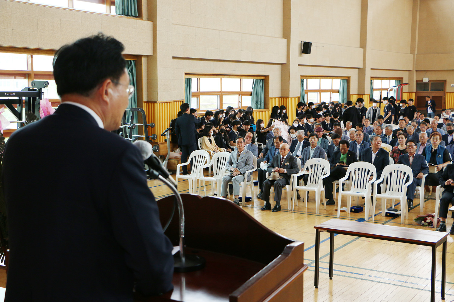 성균관유도회 전남본부 대한민국 읽기 행사 단상 뒷편에서 나주시장의 축사 모습과 참석자들의 앉아 있는 모습이 보임