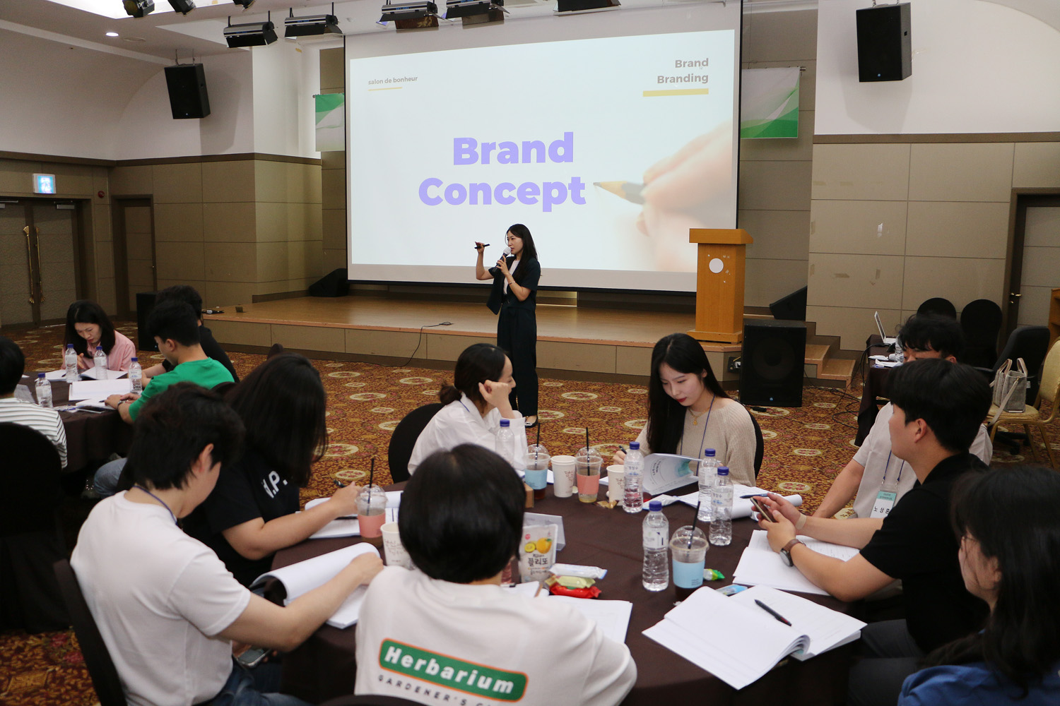 신규임용자 공직역량 강화 교육 강사가 신규공무원들에게 강의를 하고 있는 모습