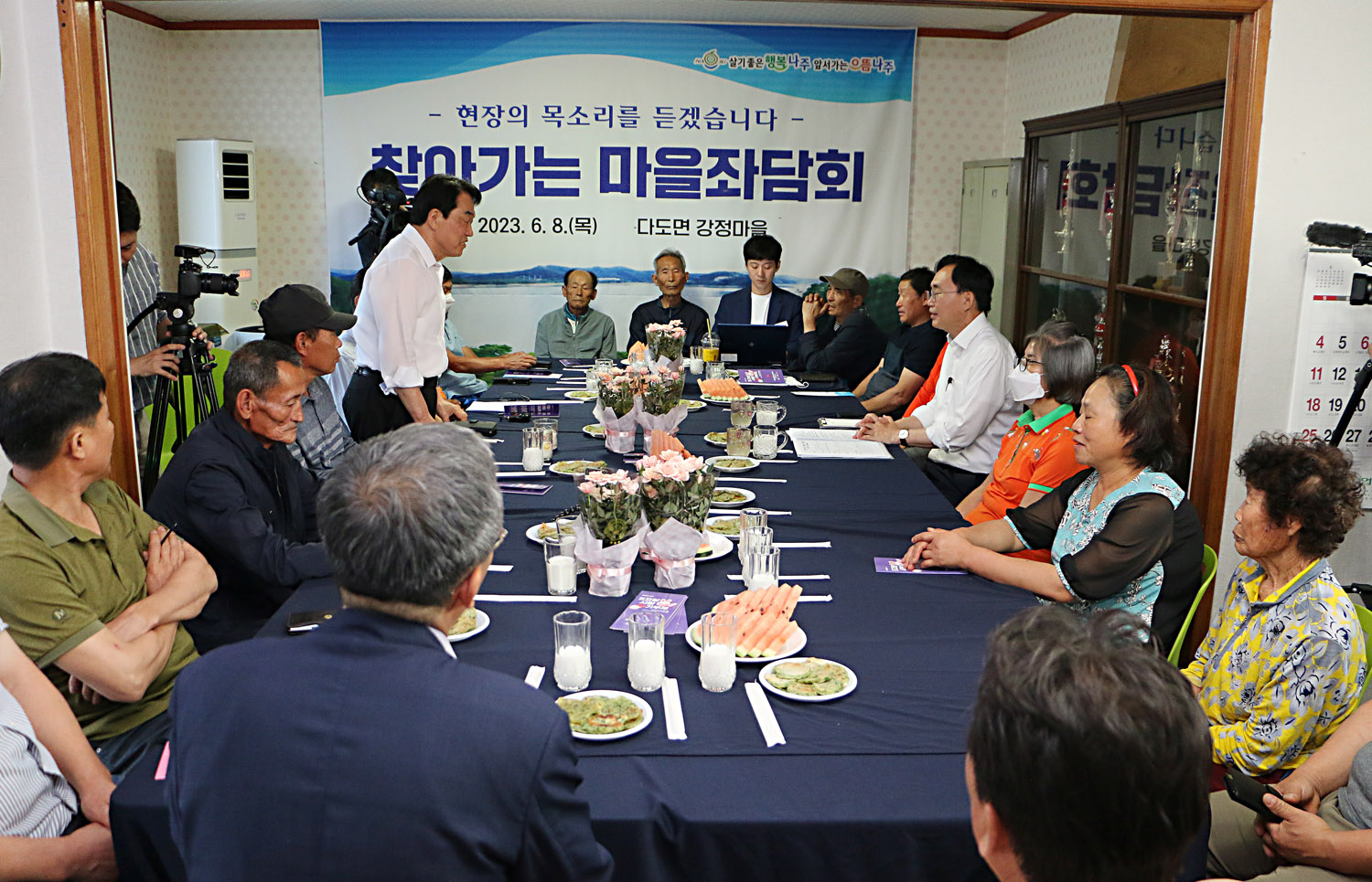 찾아가는 마을좌담회 나주시장과 자리에 서서 의견을 전달하는 남성 주민의 모습 참석한 주민들의 앉아 있는 모습도 보임