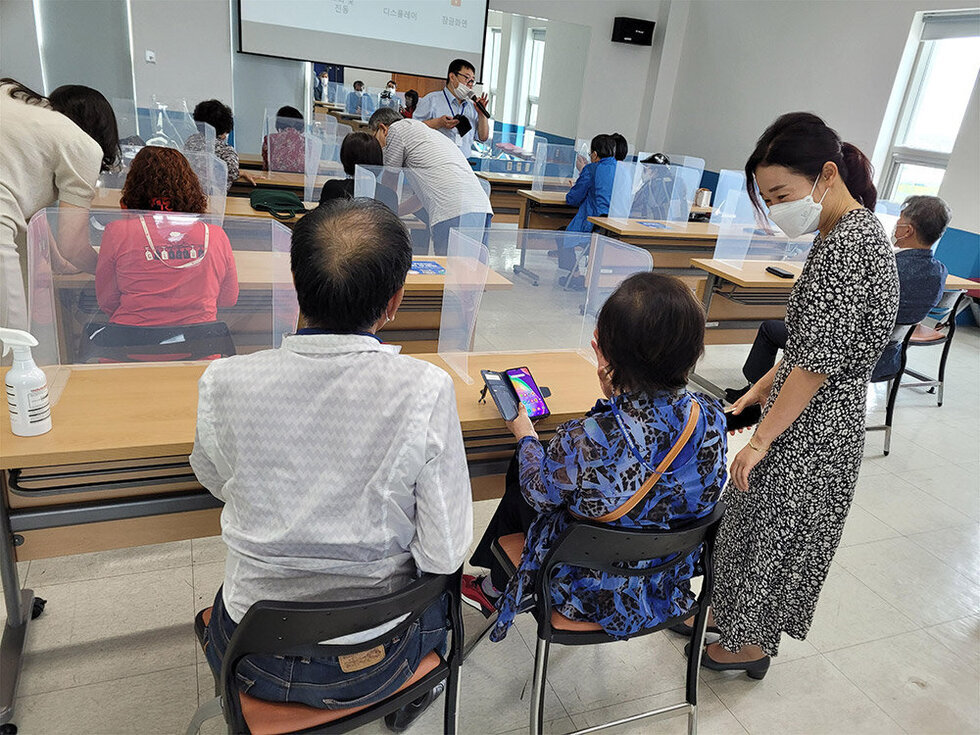디지털역량강화 교육강사가 질문하는 교육생들에게 친절하게 답을 해주고 있는 모습