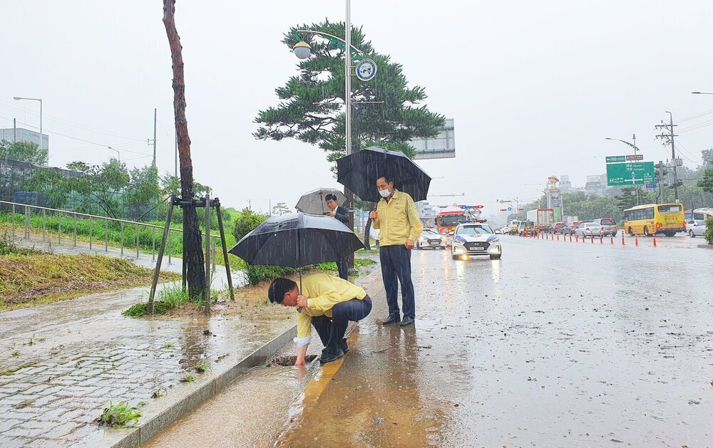 집중호우피해로 인한 도로침수 현장을 점검하는 강인규 나주시장