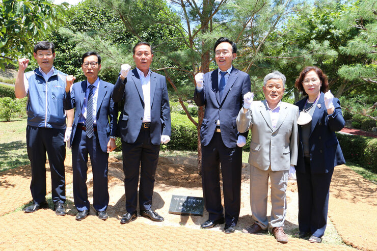 윤병태 나주시장과 관계자들이 나란히 서서 화이팅 포즈를 취하며 기념촬영을 하는 모습