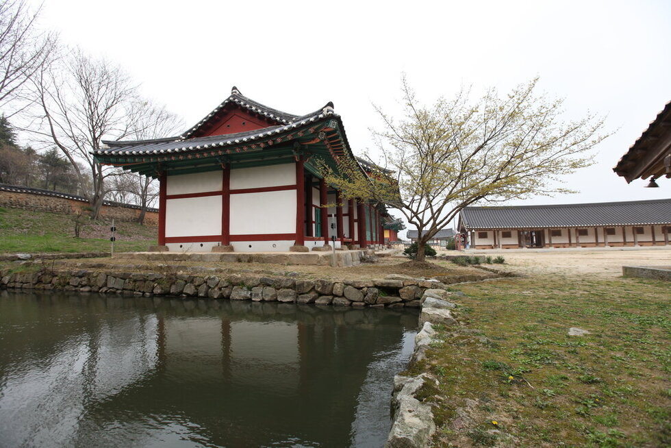 나주향교 내부전경을 찍은 사진. 나주향교 내부의 연못이 보이고 그 뒤로 여러 기와 집과 기와로 된 벽이 보임.