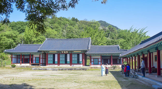 푸르른 산아래 자리잡은 나주향교