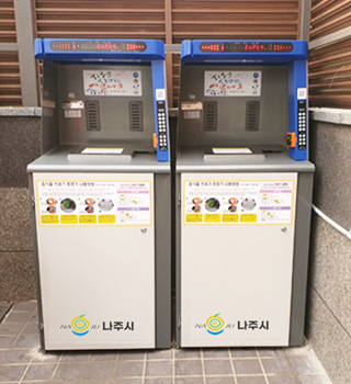 나주시 로고가 기계 하단에 있고 RFID 종량기 두대가 나란히 있는 모습