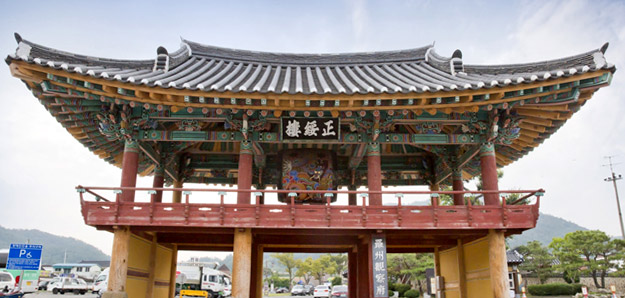 정면에서 바라본 정수루