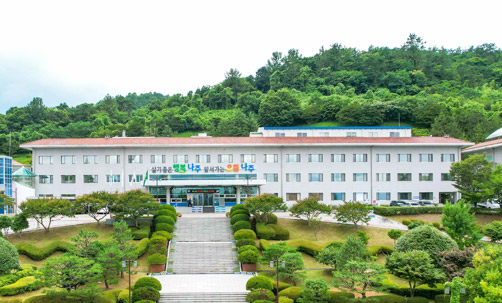 빨간색 지붕아래 3층으로 된 건물로 뒷쪽에는 산이 둘러싸고 있는 청사전경(청사입구에는 살기 좋은 행복 나주 앞서가는 으뜸 나주 슬로건 간판이 걸려있는 모습)