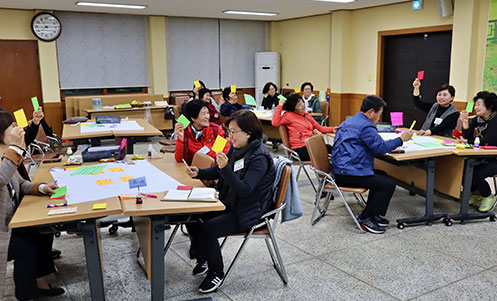 책상에 모여 앉아 교육받는 모습