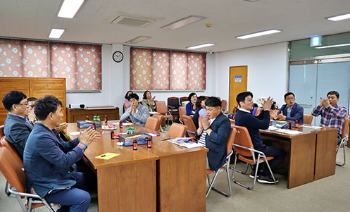 중년인들의 교육 받는 모습