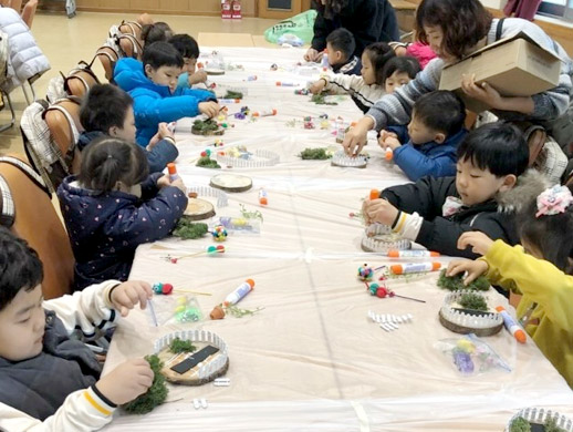 어린이들이 공예체험을 하고있는 모습