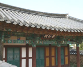 우측에서 바라본 경렬사 정면모습