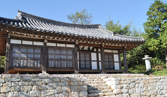 멋스러운 돌담위에 지어진 기오정 전경